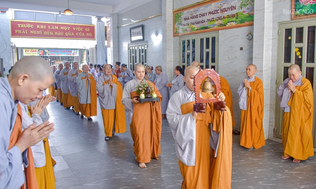 Đoàn thăm hạ trường Ni viện Phước Long