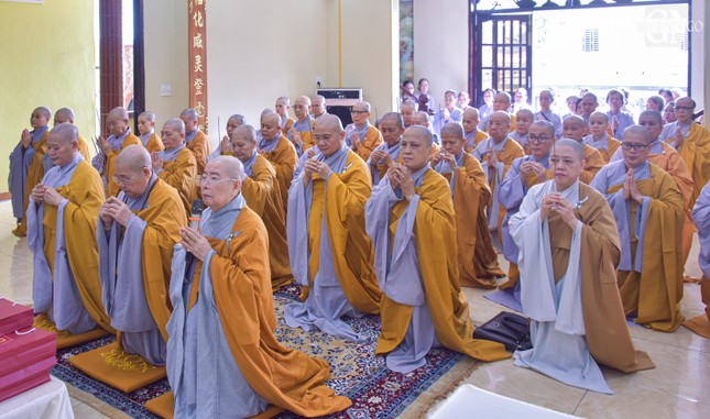 Dâng hương lễ Phật