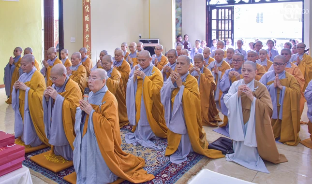 Dâng hương lễ Phật