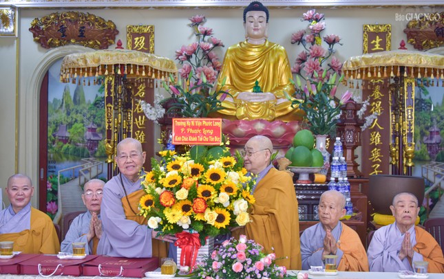 Đoàn dâng hoa khánh tuế chư vị Ni trưởng tại hạ trường