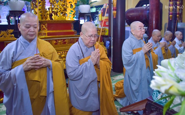 Đoàn Phân ban Ni giới Phật giáo TP.HCM dâng hương, đảnh lễ Tam bảo tại hạ trường tổ đình Sùng Đức