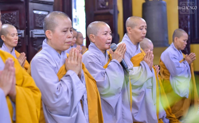 Đại diện hạ trường báo cáo thời khóa tu học của chư hành giả Ni trong ba tháng An cư kiết hạ