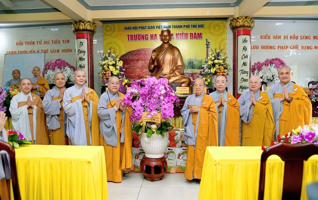 Đoàn cúng dường vật phẩm đến hạ trường chùa Kiều Đàm