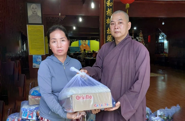 Tặng quà người dân tại chùa Đức Phú