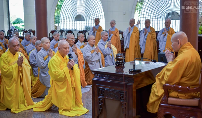 Hòa thượng Thích Hoằng Tri tác bạch thỉnh cầu Trưởng lão Hòa thượng Thích Thiện Nhơn ban lời sách tấn các hành giả