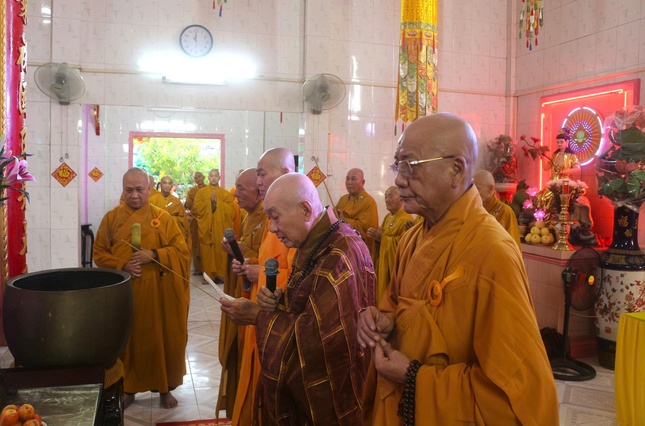 Chư Tăng tham dự Lễ Bố-tát định kỳ lần thứ 4 tại chùa Thiên Trường