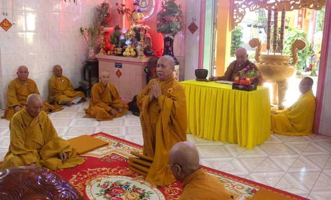 Thực hiện nghi thức Bố-tát truyền thống