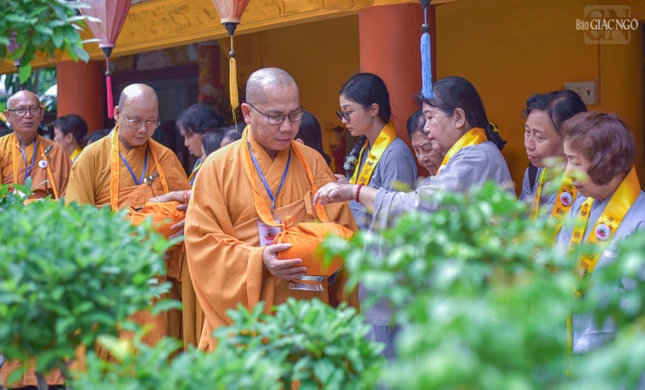 Chư Tăng thiền hành khất thực quanh khuôn viên chùa