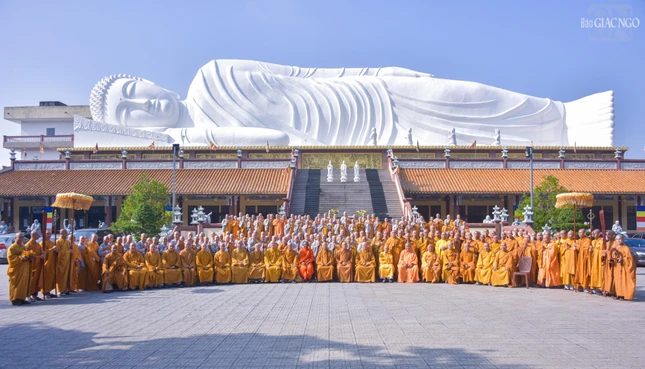 Các hành giả chụp hình lưu niệm cùng chư tôn đức trong phái đoàn Ban Thường trực Ban Trị sự TP.HCM
