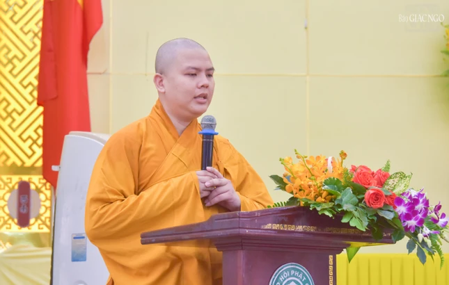 Đại đức Thích Huệ Nghiêm, Phó Thư ký Ban Trị sự TP.HCM, đại diện Ban Thư ký trường hạ báo cáo nội dung, tình hình tu học của các hành giả