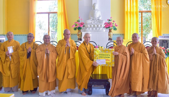 Trao phẩm vật cúng dường đến Ban Chức sự trường hạ tịnh xá Ngọc Điểm