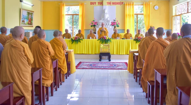 Hòa thượng Thích Tắc Huê sách tấn các hành giả