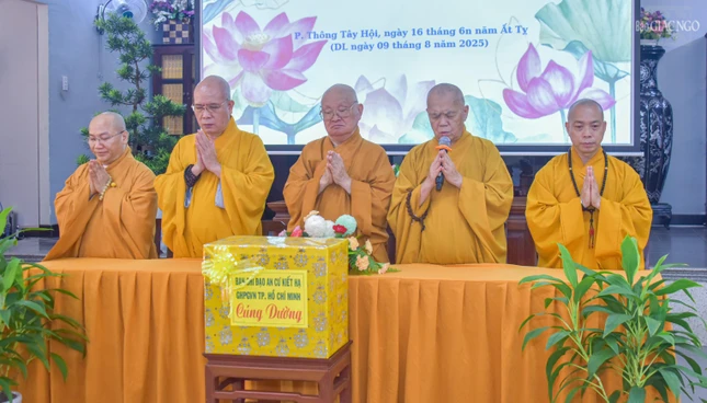 Chư tôn đức niệm Phật cầu gia hộ tại trường hạ chùa Huỳnh Kim