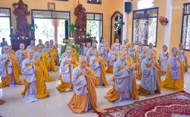 Ban Thư ký trường hạ chùa Vĩnh Phước báo cáo chương trình tu học của các hành giả đến đoàn Ban Trị sự GHPGVN TP.HCM