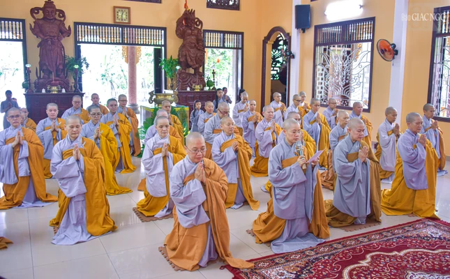 Ban Thư ký trường hạ chùa Vĩnh Phước báo cáo chương trình tu học của các hành giả đến đoàn Ban Trị sự GHPGVN TP.HCM