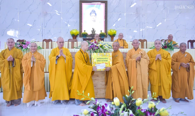 Thượng tọa Thích Quang Thạnh trao phẩm vật cúng dường đến Thượng tọa Thích An Thường, Hóa chủ trường hạ chùa Pháp Thành
