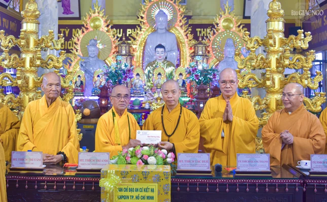 Thượng tọa Thích Quang Thạnh trao phẩm vật cúng dường đến Ban Chức sự trường hạ chùa Quảng Đức