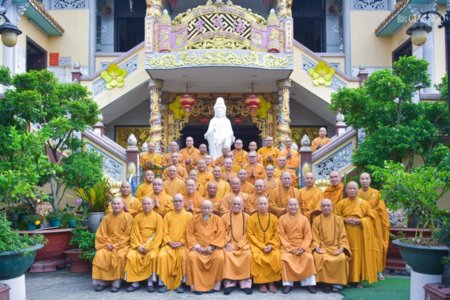 Hòa thượng Thích Tắc Hiệp làm Thiền chủ hướng dẫn 63 hành giả đăng ký tu học tại trường hạ chùa Pháp Thành thực hành các thời khóa thiền môn trong 3 tháng an cư