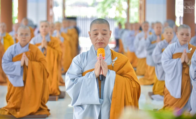 Ni sư Thích nữ Nguyên Chủng, trụ trì kiêm Hóa chủ trường hạ chùa Di Đà báo cáo công tác tổ chức, nội dung tu học đến chư tôn đức Ban Trị sự GHPGVN TP.HCM