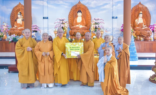 Hòa thượng Thích Tắc Huê, Ủy viên Ban Trị sự, Phó ban Hoằng pháp GHPGVN TP.HCM trao phẩm vật cúng dường đến trường hạ chùa Di Đà