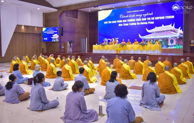 Thăm các hành giả hạ trường chùa Hoằng Pháp