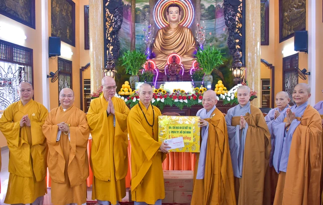 Thượng tọa Thích Quang Thạnh trao phẩm vật cúng dường đến Ni trưởng Thích nữ Như Đức, Thiền chủ trường hạ chùa Vĩnh Phước (P. Đông Hưng Thuận)