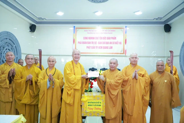 Ban Chức sự trường hạ nhận phẩm vật cúng dường của Ban Trị sự GHPGVN TP.HCM