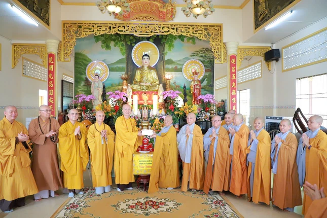 Trao phẩm vật cúng dường đến các hành giả