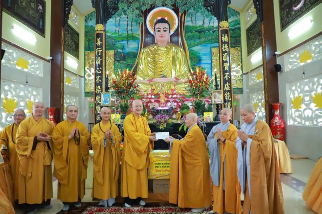 Trao phẩm vật cúng dường đến Ban Chức sự trường hạ