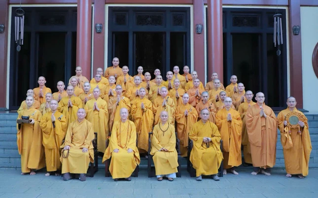 Các hành giả chụp hình lưu niệm cùng đoàn Ban Trị sự GHPGVN TP.HCM