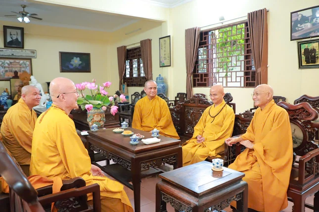 Chư tôn đức Ban Trị sự GHPGVN TP.HCM (đoàn 4) thăm, vấn an sức khỏe Trưởng lão Hòa thượng Thích Minh Thông, Phó Thư ký Ban Thường trực Hội đồng Chứng minh, Chứng minh Ban Trị sự GHPGVN TP.HCM tại trường hạ chùa Huệ Nghiêm (P.An Lạc)