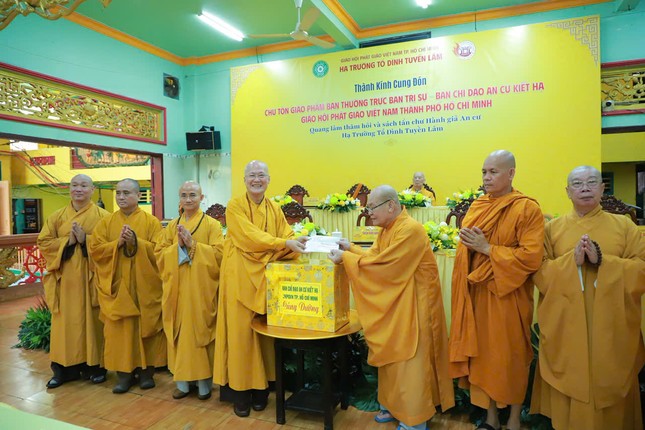 Trao phẩm vật cúng dường đến Ban Chức sự trường hạ