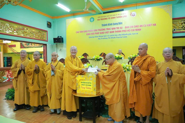 Trao phẩm vật cúng dường đến Ban Chức sự trường hạ