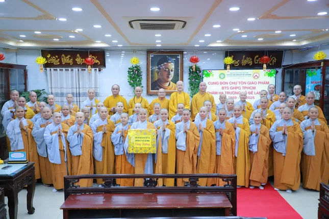 Các hành giả chụp hình lưu niệm cùng chư tôn đức Ban Trị sự GHPGVN TP.HCM