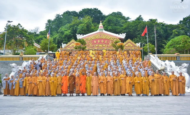 Các hành giả chụp ảnh lưu niệm cùng chư tôn đức lãnh đạo GHPGVN TP.HCM tại tổ đình Thiên Thai