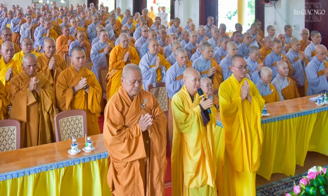 Đại diện hành giả tri ân chư tôn đức Ban Thường trực Ban Trị sự GHPGVN TP.HCM