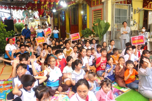 Các em nhỏ tham gia các hoạt động vui chơi tại khóa tu