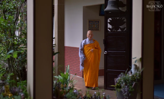 Hình ảnh Ni trưởng Thích nữ Như Đức, trụ trì thiền viện Viên Chiếu, dù đã gần 80 tuổi nhưng vẫn tham gia hướng dẫn đại chúng tu học trong các thời khóa công phu suốt 3 tháng an cư