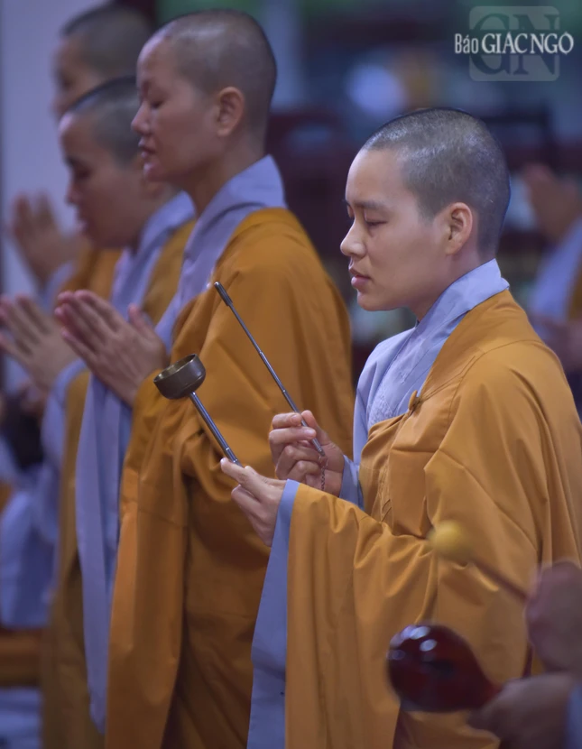 Một vị hành giả chuyên tâm với thời khóa tụng kinh