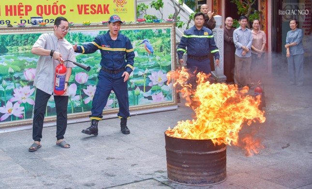 Khi xảy ra hỏa hoạn, cần bình tĩnh và báo động ngay để xử lý đám cháy Khi xảy ra hỏa hoạn, cần bình tĩnh và báo động ngay để xử lý đám cháy