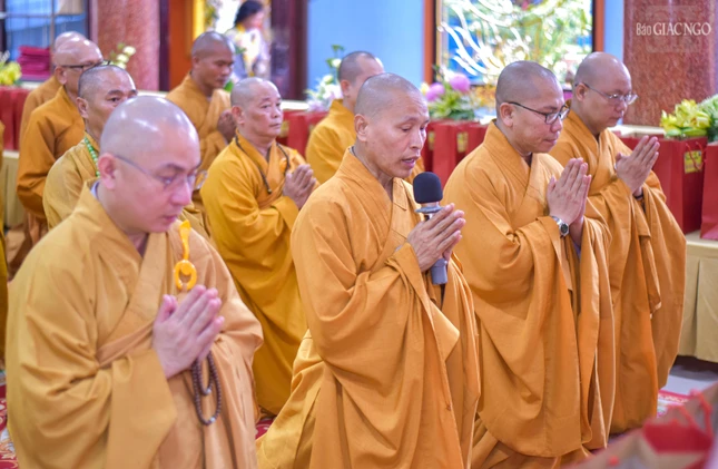 Thượng tọa Thích Minh Quang dâng lời khánh tuế