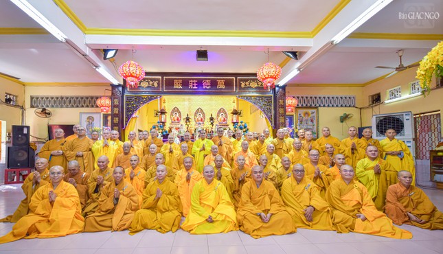 Chư hành giả chụp ảnh lưu niệm