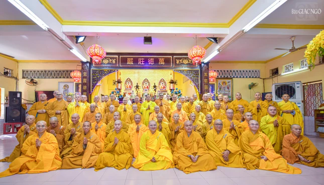 Chư hành giả chụp ảnh lưu niệm