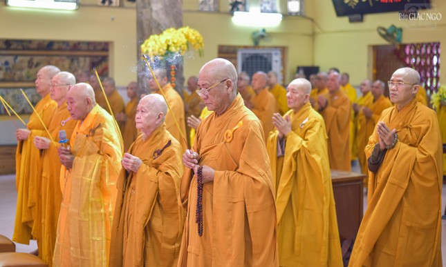 Dâng hương đảnh lễ Tam bảo