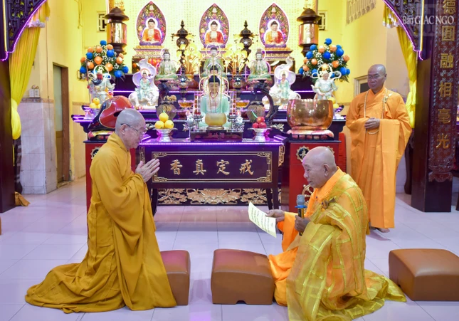 Nhị vị Hòa thượng đối thú Tự tứ