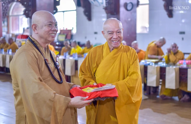 Hòa thượng Thích Nhựt Hỷ trao sổ hạ đến Thượng tọa Thích Thiện Từ