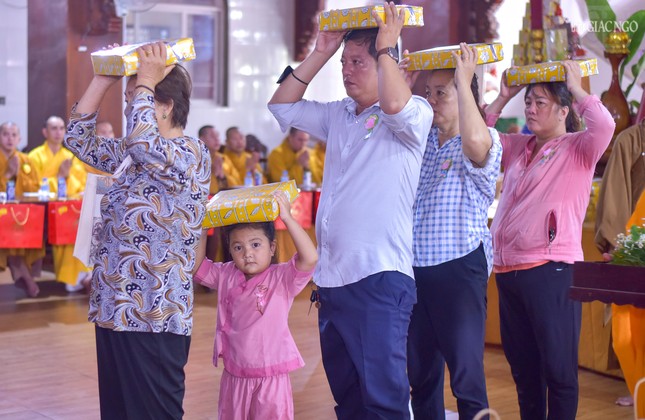 Phật tử dâng pháp y cúng dường