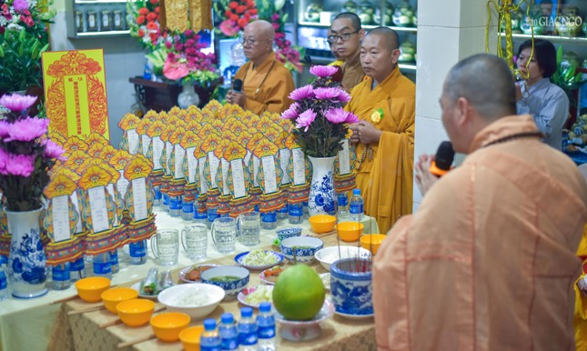 Dịp này, chư Tăng tịnh thất An Lạc cũng tổ chức cầu siêu cho các hương linh trong mùa Vu lan - Báo hiếu