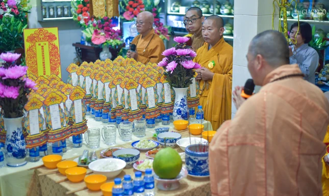 Dịp này, chư Tăng tịnh thất An Lạc cũng tổ chức cầu siêu cho các hương linh trong mùa Vu lan - Báo hiếu