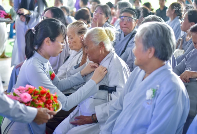 Các bạn trẻ cài hoa hồng đến Phật tử lớn tuổi